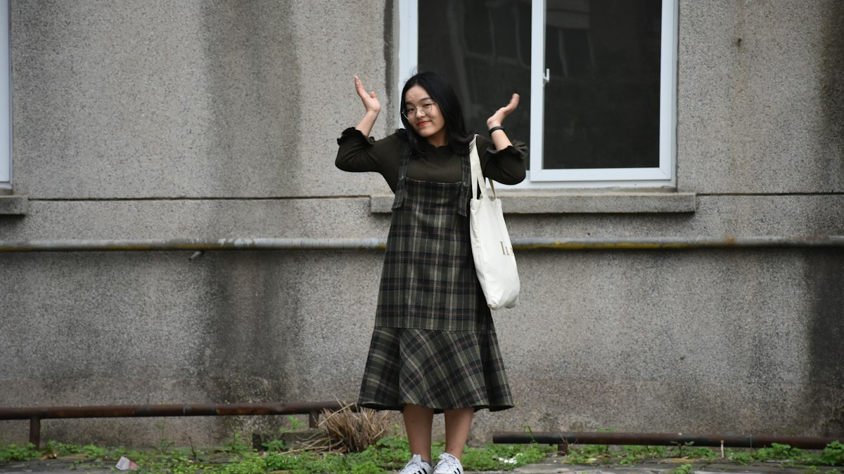 Street style detail of an A-line skirt and tailored outfit for an apple shaped body